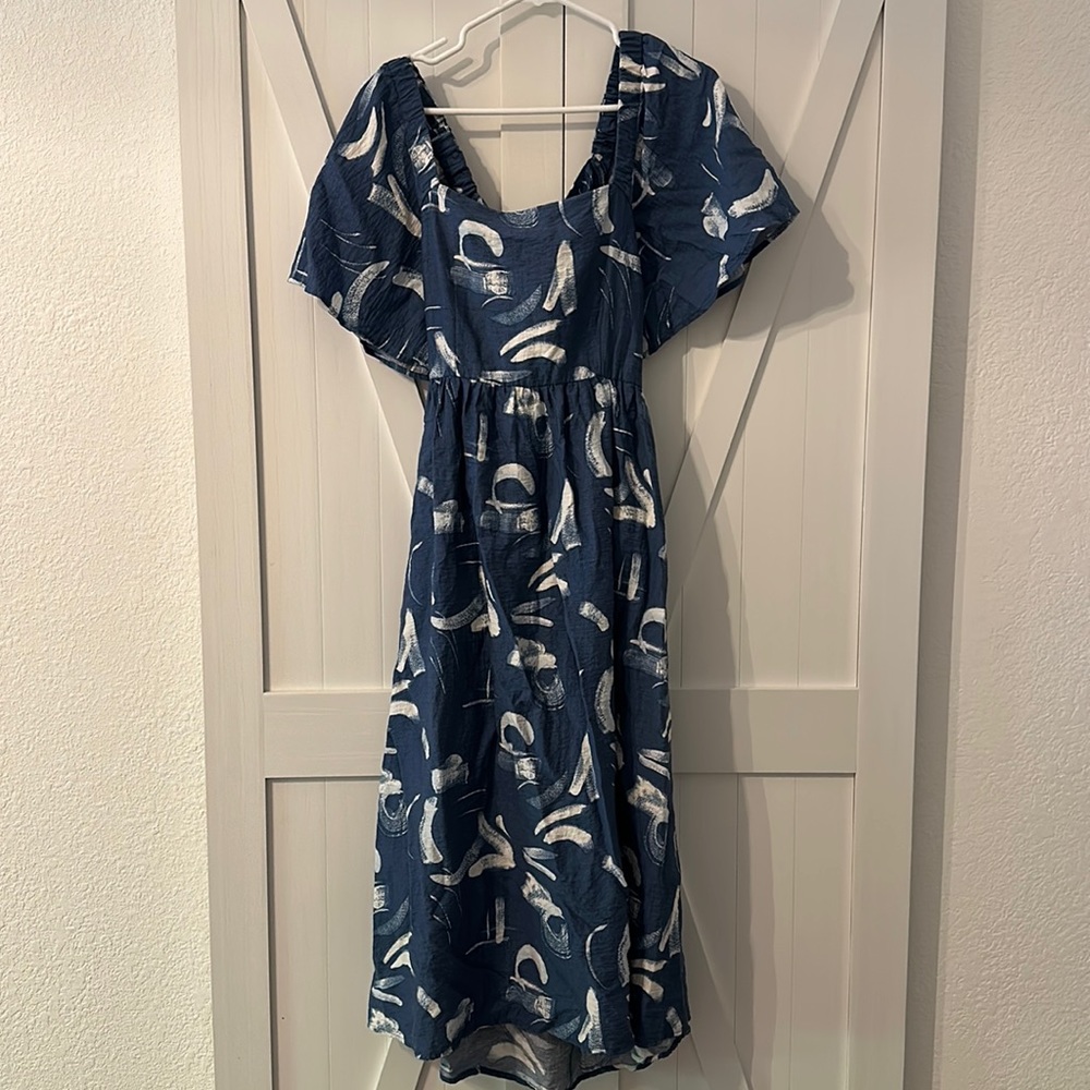 Flowy sleeve, tie back, midi dress.